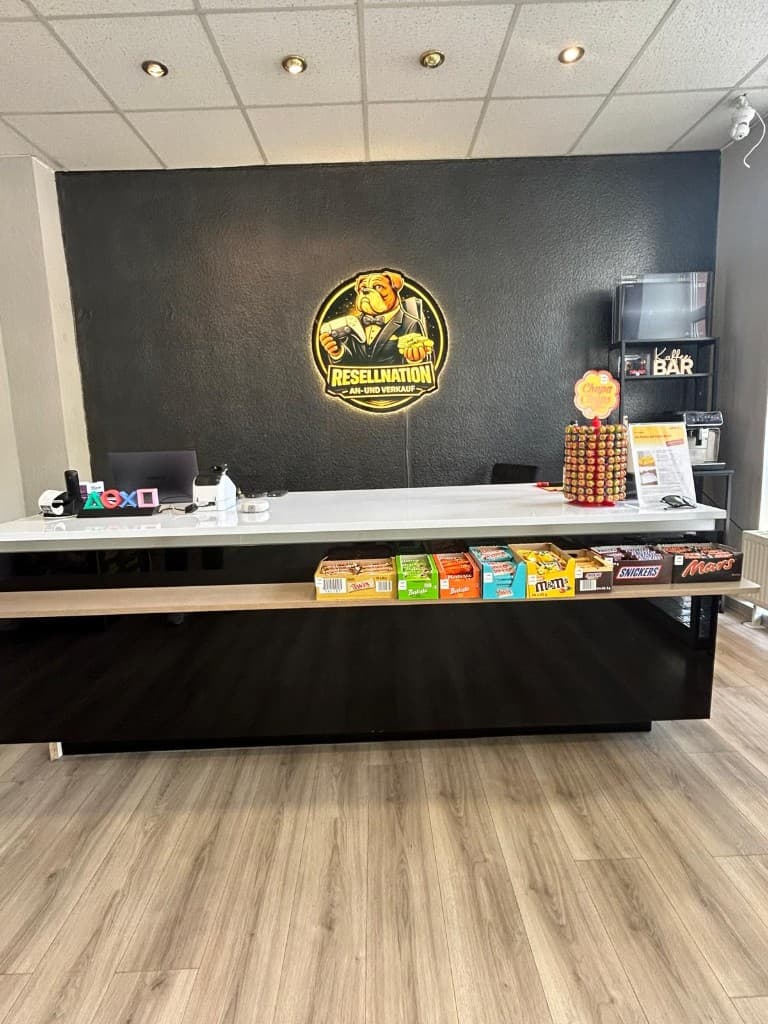 Innenansicht der ResellNation Verkaufstheke mit Logo und Kaffee-Bar