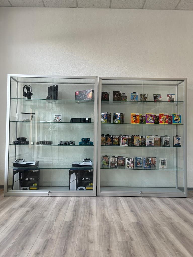 Vitrinen mit Gaming-Konsolen und Spiele-Sammlung