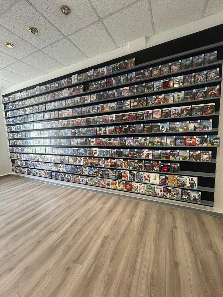 Spielewand mit Hunderten von Titeln für verschiedene Plattformen
