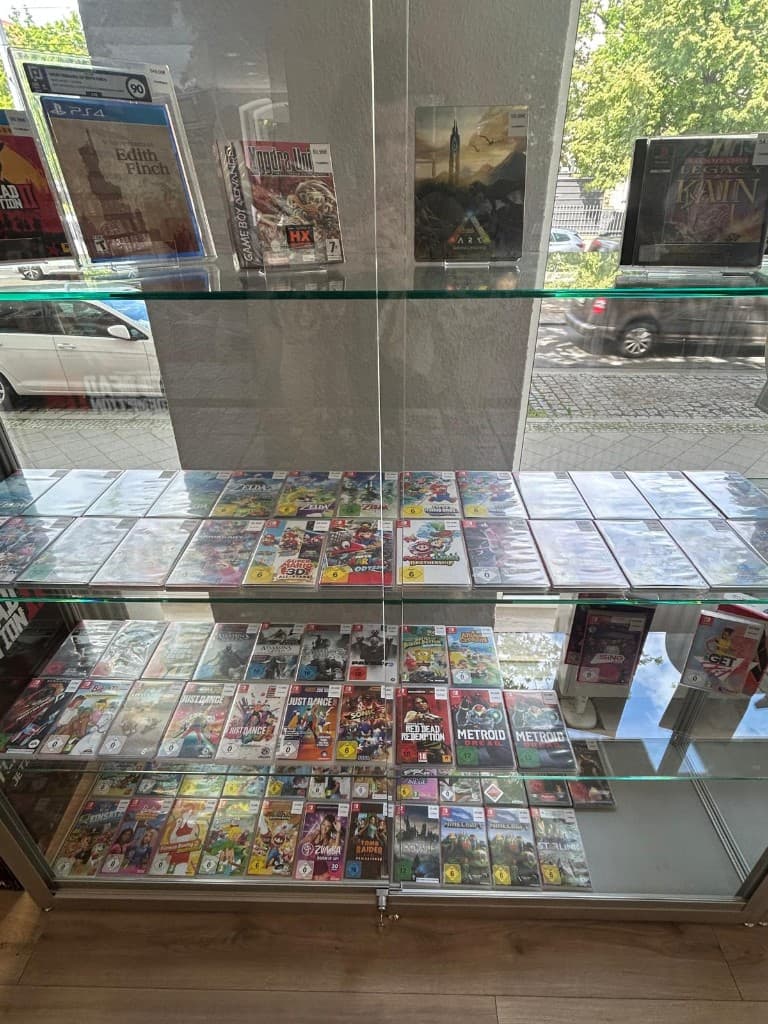Nintendo Switch Spiele und Collector's Editions in der Vitrine